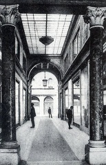 Trento - 1924
La Galleria Garbari fu voluta dal commerciante Garbari per il prestigio dei suoi negozi, venne aperta nel 1924, con decorazione ed allegorie della Tessitura e della Filatura, opera del pittore Augusto Sezanne che furono effigiate su cartoline che vediamo qui di seguito. img164.jpg
