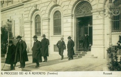 Rovereto - 1907 Processo dei 42
Dal bellissimo e interessante libro Un saluto dal Trentino - Alto Adige di Maurizio Scudiero - Editrice La Grafica Mori (TN)
Il cosidetto Processo dei 42 , così chiamato dal numero degli imputati, di ogni età, condizione e colore politico, si tenne nel gennaio e febbraio del 1908, nel Tribunale di Rovereto. L'accusa era quella di agggressione e minacce ad una comitiva del Wolksbund di Innsbruck che aveva pensato di fare un giro turistico nelle oasi tedesche del Trentino. La notizia, presto diffusasi dopo una sosta a Bolzano, parve una provocazione agli irredentisti ed attivisti della Lega Nazionale, che attesero i gitanti a Folgaria e Calliano e li riempirono di insulti, spintoni e uova marce, provocandone la fuga sotto scorta armata. img062.jpg
