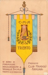 Cartolina disegnata da Umberto Moggioli, che nel Maggio del 1904 vinse il concorso indetto dal Club Armonia per dotarsi del distintivo sociale. Il primo premio (Venti corone e diploma) venne assegnato dalla giuria e da un referendum al pittore trentino. Il distintivo è costituito dal simbolico strumento musicale antico, la lira e dalla testa della Musa della Musica. Nella cartolina la sigla è C.M.A., Club Mandolinistico Armonia, ma in seguito come vedremo nella successiva immagine verrà modificato in C.A.T., Club Armonia di Trento.
Il Circolo mandolinistico Trentino, attivo tra il 1896 ed il 1910, fu il primo gruppo di questo genere sul territorio, portatore naturalmente di cultura musicale, ma anche delle aspirazioni nazionali del capoluogo trentino. A guidare il Circolo era Silvio Gottardi (1864 - 1945), bandista, orchestrale, corista, ma anche patriota liberale e, dopo il conflitto, antifascista.
Molte esibizioni erano al centro delle manifestazioni organizzate dalla Lega Nazionale e da altre società a carattere irredentistico.
A tal proposito chi volesse approfondire l'argomento troverà una ricca fonte di notizie nell'interessantissimo lavoro di Mirko Saltori Silvio Gottardi e il Circolo Mandolinistico Trentino (1896 - 1910) , edito nel 2003 dalla Società di Studi Trentini di Scienze Storiche img916.jpg