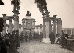 Trento - L'inaugurazione dell'ossario l'8 dicembre 1917
Il monumento ossario austro-ungarico si trova a Trento all'interno del cimitero comunale.
Il monumento ossario è costituito da una grande urna in marmo scolpita da Remo Stringari e da Josef Rauch.
L'urna poggia su un piedistallo formato da quattro scalini, collocato sopra una cripta contenente 8.076 caduti austro-ungarici.
Le salme di 6.576 caduti sono quelle provenienti da questo stesso cimitero, mentre le altre 1.500 sono quelle dei caduti traslati dal cimitero di guerra di Pergine. img33.jpg