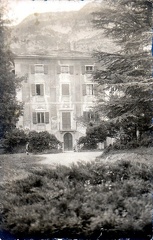 Trento - Cognola - Fontanasanta - Primi '900
Cartolina fotografica non viaggiata di Villa Consolati con scritta sul retro:
Gf. A. Consolati (sudtirol)
Unser haus in Martignano
Interessante descrizione dal sito www.agricolaforadori.comm
La villa Fontanasanta, circondata da bosco e vigneti, domina il centro abitato,
mentre alle sue spalle, ben esposta a sud, una valle sale fino alla spianata di
Martignano.
Il nome sembra provenire da quello del rio Salùga, che scorre all’interno della
proprietà, e che secondo una tradizione significherebbe “Santa Aga”, cioè
acqua santa.
Progettata dall’architetto Sebastiano de Boni in stile impero, la villa fu fatta
erigere nel 1815 dal Conte Simone Consolati, Console nella Trento del Principe Vescovo Thun, per “gli ozi dagli affanni della città e per il trattenimento
degli amici” -come si legge sull’epigrafe della facciata-.
Il maso accanto all’edificio principale risale al 1557, quando i proventi derivati da una cereria che soddisfava il bisogno di candele del Coniclio di Trento
permisero al Conte Vincenzo Consolati l’edificazione di una prima casa
padronale nella tenuta privata di caccia.
Del 1828 è invece la vicina cappella, anch’essa in stile impero, costruita in
forma di tempietto e dedicata alla Madonna del Divino Amore, raffigurata in
una tela contenuta al suo interno.
Nell’Ottocento la famiglia Consolati ricoprì un ruolo centrale nella scena
politica della città: durante l’occupazione francese infatti, il Principe Vescovo
si rifugiò a Castel Thun in Val di Non e Filippo, fratello di Simone, venne più
volte eletto sindaco, trovandosi a gestire assieme al Conte Manci i delicati
rapporti con Napoleone fino alla definitiva riconquista austriaca.
La Prima Guerra Mondiale fu un capitolo estremamente drammatico per la
storia di Trento, posta sul confine e dunque sul fronte del conflitto. La popolazione venne evacuata a forza, e tutto il territorio subì pesanti devastazioni.
Schiacciata dal peso delle ipoteche a seguito dei notevoli danni economici
causati dalla guerra, Fontanasanta venne riscattata dal marito di Annunziata
Consolati, Carl Von Lutterotti, che bonificò l’intera area impiantandovi
inoltre vigneti e alberi da frutto.
Miracolosa o meno, l’acqua è un elemento onnipresente all’interno dell’intera
proprietà: rivoli e ruscelli alimentano oltre alle viti anche la fitta vegetazione
boschiva che la circonda, contribuendo alla formazione di un sistema ambientale ideale, naturalmente protetto dall’esterno.
Nel 2007 Foradori prende in affitto i terreni agricoli della tenuta: terra rossa
e roccia bianca, argilla e calcare, suolo perfetto per i bianchi, per Incrocio
Manzoni e Nosiola.
Dal 2012 la stalla di Fontanasanta si ripopola ed arrivano 3 Grigio Alpine, la
razza locale di mucca.
Finita la vendemmia fino al germogliamento pascolano fra le vigne dando impulsi alla terra e regalandoci il letame per la formazione del compost.
Per la ricca storia di Fontanasanta si apre dunque un nuovo capitolo, con
radici fonde a nutrirsi del passato e rami, foglie tese verso gli sviluppi futuri,
quando questa storia potrà essere raccontata anche attraverso i vini che
nasceranno. img340.jpg