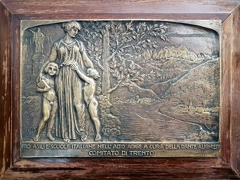 Trento - 1922
PRO ASILI E SCUOLE ITALIANE NELL'ALTO ADIGE A CURA DELLA DANTE ALIGHIERI COMITATO DI TRENTO
Dal testo: Stefano Zuech 1877-1968 - Il volto il mito il sacro
a cura di Elvio Mich, Chiara Moser, Roberto Pancheri
Bassorilievo in bronzo dorato disegnato da Luigi Ratini ed eseguito da Stefano Zuech.
In primo piano una figura femminile fasciata in una tunica tiene accanto a sè due giovinetti nudi e volge lo sguardo verso l'Alto Adige rappresentato da un veduta a volo di uccello di Bolzano e Gries con il massiccio del Catinaccio sullo sfondo.
img69.jpg