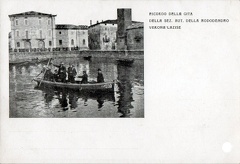Guido Moncher - 1905
Cartolina fotografica a ricordo della gita della Sez. Automobilistica della Società Rododendro a Lazise.
Luogo in cui il Moncher condusse all'altare Elodie Mayr nel settembre del 1904
Guido Moncher è il primo a destra sulla barca dal nome ELODIA
Nel bollettino della Società Alpinisti Tridentini del 1983 n.1, Quirino Bezzi in un bellissimo ed interessante articolo sulla Società Rododendro scrive:
Già nel secondo anno sociale si costituì la sezione automobilistica (comprendente anche i motociclisti), presieduta da Guido Moncher, le cui gite avevano mete più lontane, come Milano, Verona, Desenzano, Toscolano, Malè ecc.
E noi possiamo aggiungere Lazise, dove incontrò la futura moglie Elodie Mayr. img54.jpg